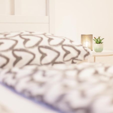 Tm Aparts 多特蒙德 外观 照片 A bed with a throw
