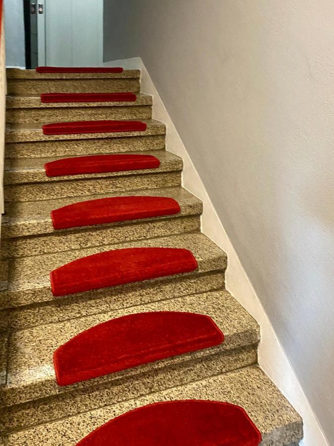Tm Aparts 多特蒙德 外观 照片 Carpet on a staircase