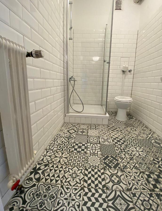 Tm Aparts 多特蒙德 外观 照片 Bathroom floor tiles