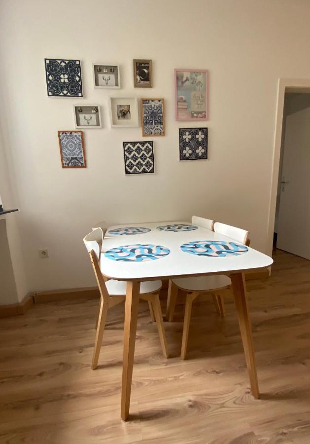 Tm Aparts 多特蒙德 外观 照片 A dining room table with placemats