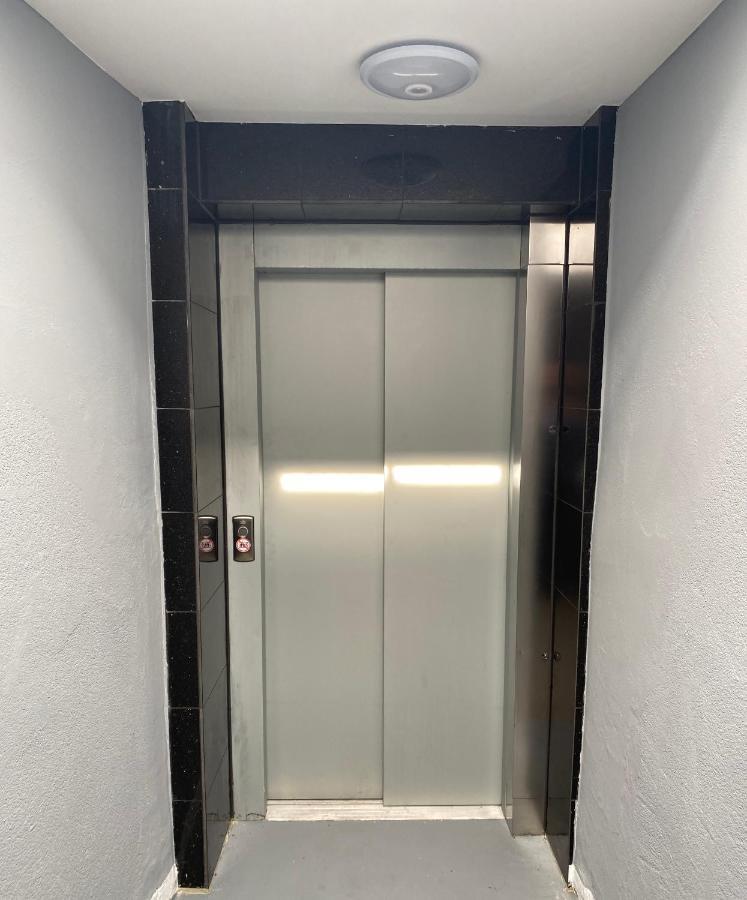 Tm Aparts 多特蒙德 外观 照片 A typical elevator door