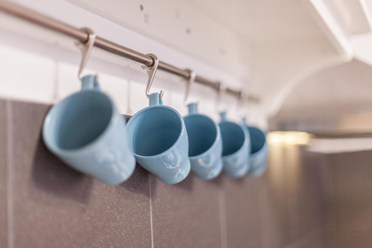 Tm Aparts 多特蒙德 外观 照片 Mugs hanging on a rail
